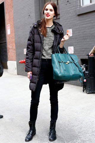 Modelllányok két show között - DIVAT&STÍLUS - Stílusiskola - modellányok, stílus, 