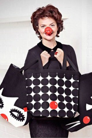 Bohócnak áll a világ - Hírek  -  - Lulu Guinness, Red Nose Day, Stella McCartney, 