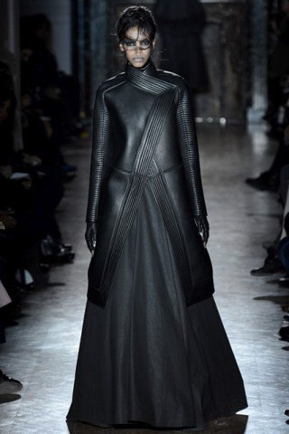 Holló, halott menyasszony - DIVAT&STÍLUS - Stílusiskola - fashion week 2013, Gareth Pugh, 