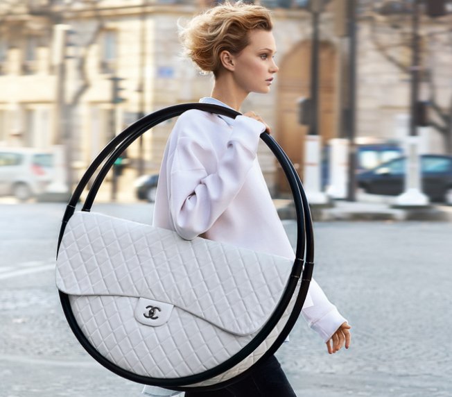 Furcsa dolgok - DIVAT&STÍLUS - Hírek  - Chanel, fashion week, kiegészítők, Margiela, Prada, 