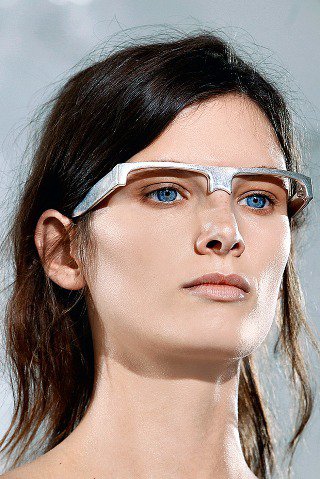 Furcsa dolgok - DIVAT&STÍLUS - Hírek  - Chanel, fashion week, kiegészítők, Margiela, Prada, 