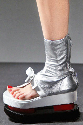 Furcsa dolgok - DIVAT&STÍLUS - Hírek  - Chanel, fashion week, kiegészítők, Margiela, Prada, 