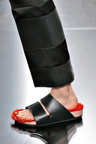 Furcsa dolgok - DIVAT&STÍLUS - Hírek  - Chanel, fashion week, kiegészítők, Margiela, Prada, 