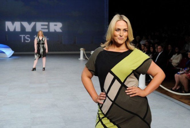 Végre a teltkarcsú is menő: lenyűgöző divatbemutató - Hírek  -  - divat, divatbemutató, teltkarcsú, 