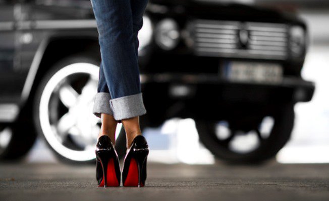 Ronda ügy az ördöggel - KERESD A NŐT  -  - kékharisnya, luxusprosti, rúzs és tükör, 