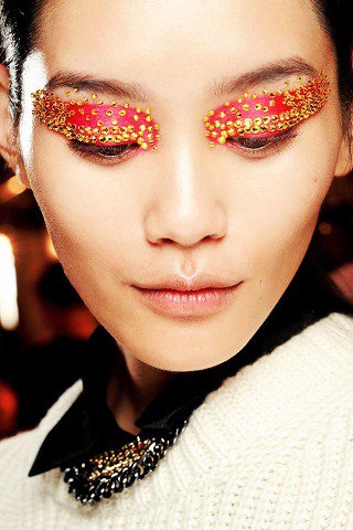 Eszeveszett színbirodalom - SZÉPSÉG - Smink  - Dior, DKNY, Gaultier, kifutó, sminktrend2013, 