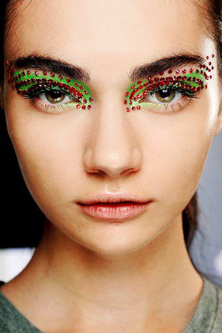 Eszeveszett színbirodalom - SZÉPSÉG - Smink  - Dior, DKNY, Gaultier, kifutó, sminktrend2013, 