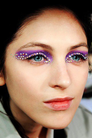 Eszeveszett színbirodalom - SZÉPSÉG - Smink  - Dior, DKNY, Gaultier, kifutó, sminktrend2013, 