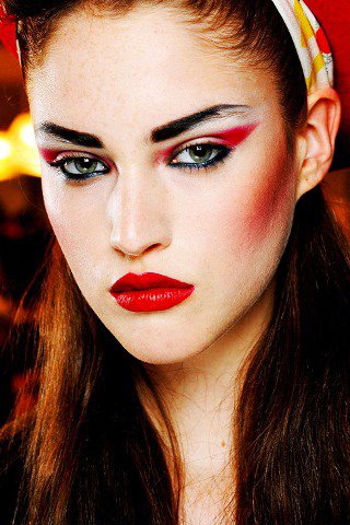 Eszeveszett színbirodalom - SZÉPSÉG - Smink  - Dior, DKNY, Gaultier, kifutó, sminktrend2013, 