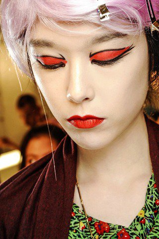 Eszeveszett színbirodalom - SZÉPSÉG - Smink  - Dior, DKNY, Gaultier, kifutó, sminktrend2013, 