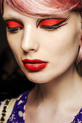 Eszeveszett színbirodalom - SZÉPSÉG - Smink  - Dior, DKNY, Gaultier, kifutó, sminktrend2013, 