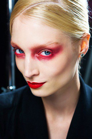 Eszeveszett színbirodalom - SZÉPSÉG - Smink  - Dior, DKNY, Gaultier, kifutó, sminktrend2013, 