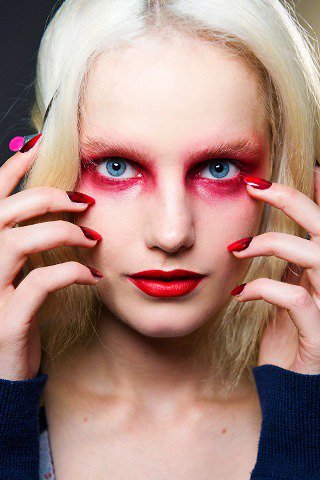 Eszeveszett színbirodalom - SZÉPSÉG - Smink  - Dior, DKNY, Gaultier, kifutó, sminktrend2013, 