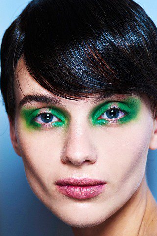 Eszeveszett színbirodalom - SZÉPSÉG - Smink  - Dior, DKNY, Gaultier, kifutó, sminktrend2013, 