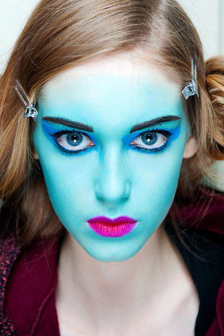 Eszeveszett színbirodalom - SZÉPSÉG - Smink  - Dior, DKNY, Gaultier, kifutó, sminktrend2013, 