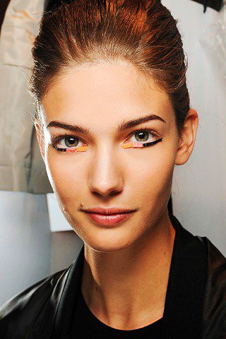 Eszeveszett színbirodalom - SZÉPSÉG - Smink  - Dior, DKNY, Gaultier, kifutó, sminktrend2013, 