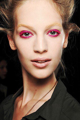 Eszeveszett színbirodalom - SZÉPSÉG - Smink  - Dior, DKNY, Gaultier, kifutó, sminktrend2013, 