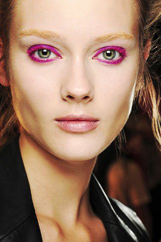 Eszeveszett színbirodalom - SZÉPSÉG - Smink  - Dior, DKNY, Gaultier, kifutó, sminktrend2013, 