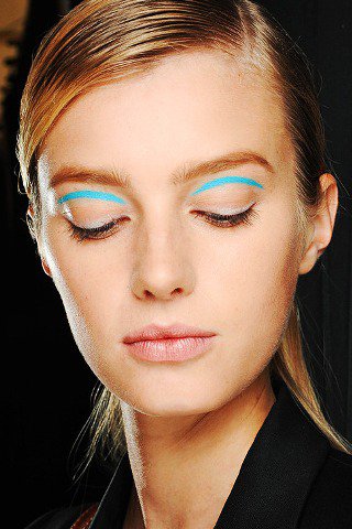 Eszeveszett színbirodalom - SZÉPSÉG - Smink  - Dior, DKNY, Gaultier, kifutó, sminktrend2013, 