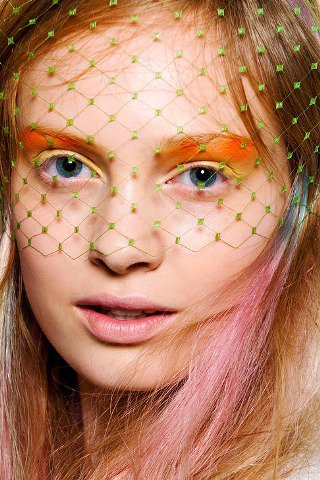 Eszeveszett színbirodalom - SZÉPSÉG - Smink  - Dior, DKNY, Gaultier, kifutó, sminktrend2013, 