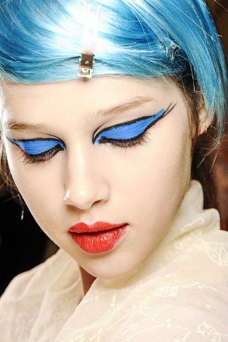 Eszeveszett színbirodalom - SZÉPSÉG - Smink  - Dior, DKNY, Gaultier, kifutó, sminktrend2013, 