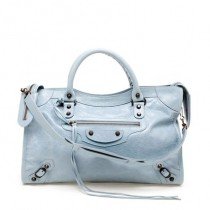 Áll a táskabál - DIVAT&STÍLUS - Stílusiskola - 2013 tavasz, Louboutin, Max Mara, táskatrend, Versace, 