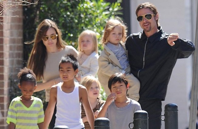 Brad Pitt, a szexi kapitány - STYLELIFE -  - angelina jolie, brad pitt, luxusjacht, 