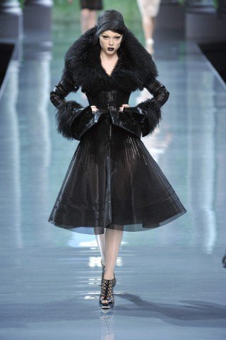 Isten tervez, ember végez - DIVAT&STÍLUS - Stílusiskola - dior, életpálya, galliano, haute couture, 