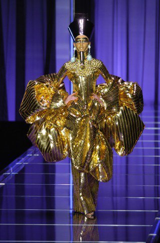 Isten tervez, ember végez - DIVAT&STÍLUS - Stílusiskola - dior, életpálya, galliano, haute couture, 