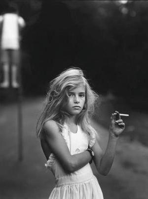 Az önző gyerekek a játékaikat dobálják - KERESD A NŐT  -  - kékharisnya, rúzs és tükör, 