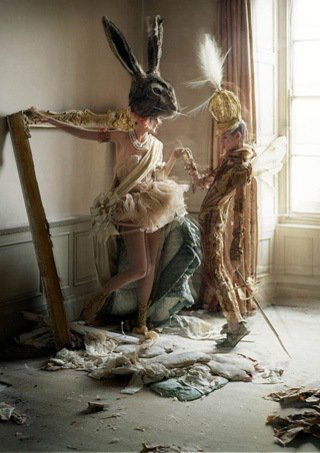 Divatfotós Csodaországból - DIVAT&STÍLUS - Hírek  - divatfotó, tim walker, vogue, 