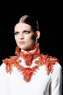 Nagy nyári bizsufesztivál - DIVAT&STÍLUS - Stílusiskola - balmain, chanel, etro, givenchy, gucci, mcqueen, 