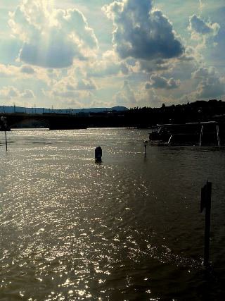 Azért a víz az úr - STYLENEWS -  - árvíz 2013, budapesti árvíz, 