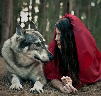 Kinn a vadász, benn a farkas - KERESD A NŐT  -  - kékharisnya, modern mese, 