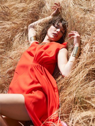 Milla Jovovich a szalmakazalban - DIVAT&STÍLUS -  - editorial, elle uk, milla jovovich, 
