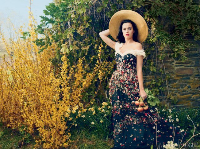 Katy Perry a baromfiudvarban - DIVAT&STÍLUS -  - annie leibovitz, katy perry, vogue, 