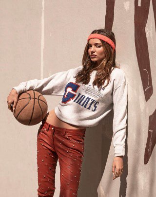 Miranda Kerr Nanushkában bicajozik - DIVAT&STÍLUS -  - miranda kerr, nanushka, vogue, 