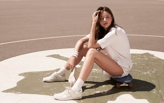 Miranda Kerr Nanushkában bicajozik - DIVAT&STÍLUS -  - miranda kerr, nanushka, vogue, 