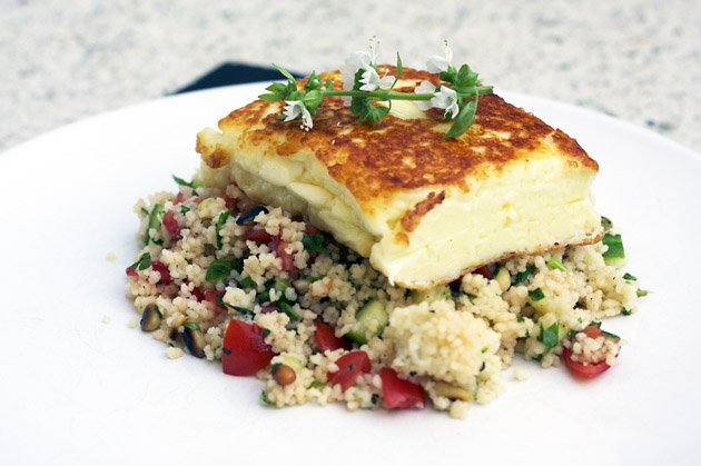 Mai mosoly: grillezett halloumi és arab saláta - STYLELIFE - Gasztronómia - arab saláta, halloumi, mosoly bisztró, receptek, 