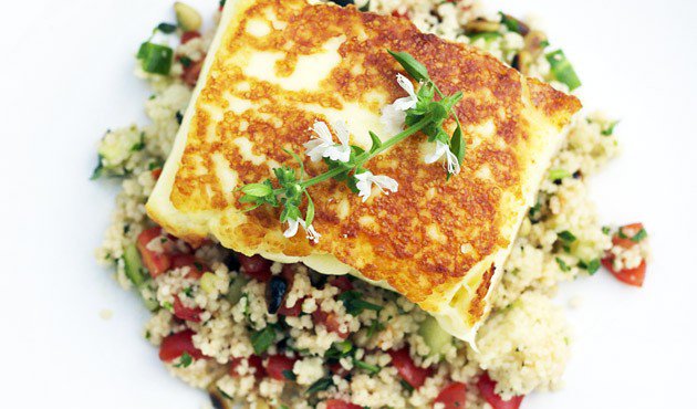 Mai mosoly: grillezett halloumi és arab saláta - STYLELIFE - Gasztronómia - arab saláta, halloumi, mosoly bisztró, receptek, 