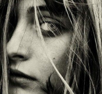 Körömlakkot venni háború idején - KERESD A NŐT  -  - rúzs és tükör, szerelem, 