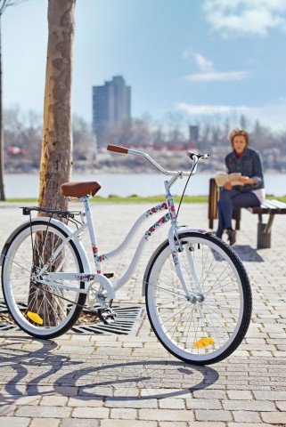A kalocsai, ami nőies tartást kölcsönöz - Stílusiskola - Utazás - kalocsai minta, kerékpártúra, 