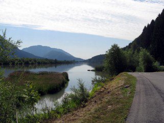 A kalocsai, ami nőies tartást kölcsönöz - Stílusiskola - Utazás - kalocsai minta, kerékpártúra, 