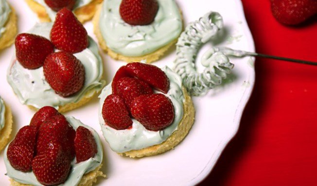 Mai mosoly: mentás mascaprone piskóta - STYLELIFE - Gasztronómia - eper, menta, mosoly bisztró, piskóta, recept, 