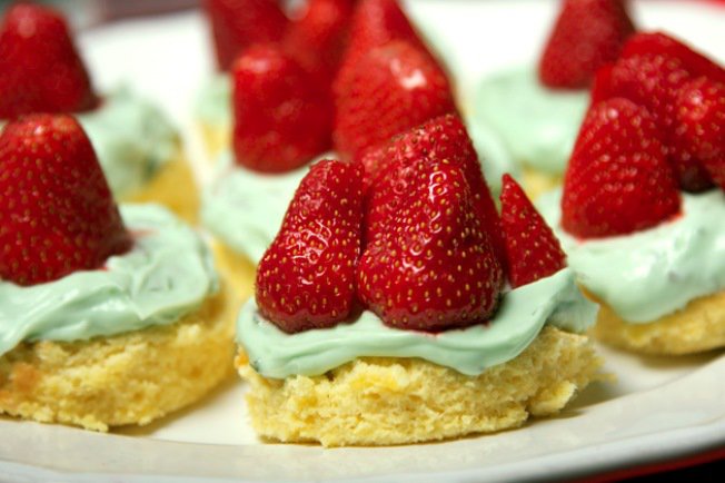 Mai mosoly: mentás mascaprone piskóta - STYLELIFE - Gasztronómia - eper, menta, mosoly bisztró, piskóta, recept, 