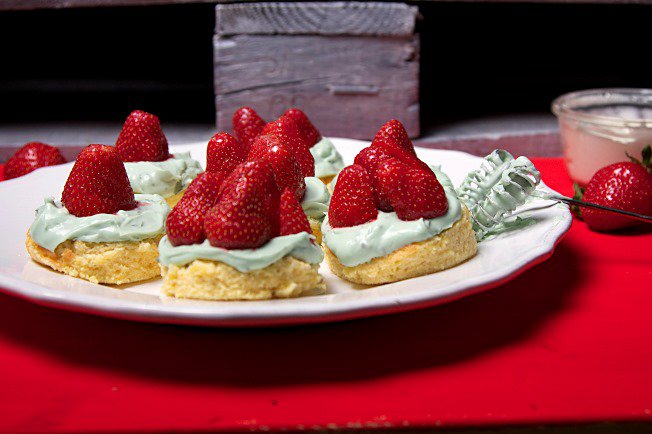 Mai mosoly: mentás mascaprone piskóta - STYLELIFE - Gasztronómia - eper, menta, mosoly bisztró, piskóta, recept, 