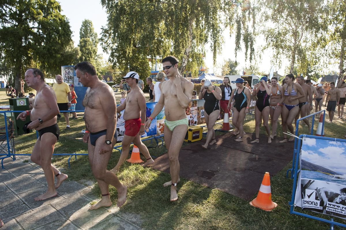 Átúszva búcsúztak a nyártól - Rendezvények - Fesztelen mindennapok - balaton átúszás, rendezvény, stylemagazin, 