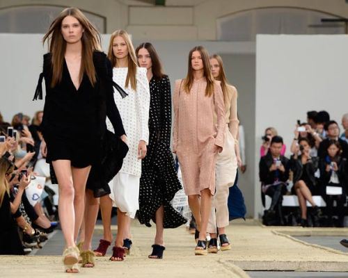 Paris Fashion Week gif challenge - DIVAT&STÍLUS - Stílusiskola - paris fashion week, runway, 