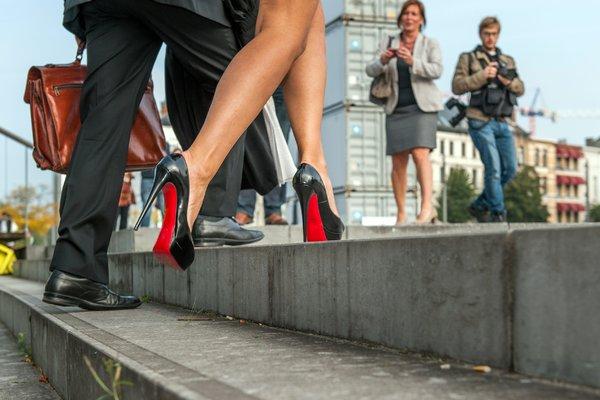 Pert nyert a Louboutin egy anti-iszlám csoport ellen - DIVAT&STÍLUS - Hírek  - divathírek, louboutin, 