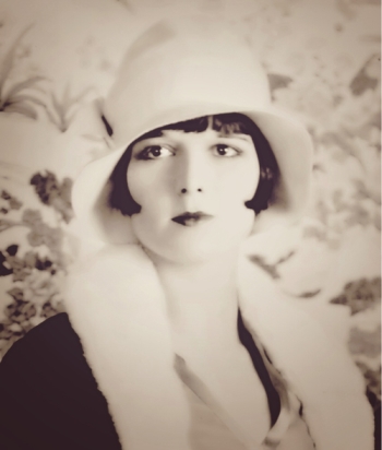 Idegen házak úrnője - KERESD A NŐT  - Lélekhangok - rúzs és tükör, 